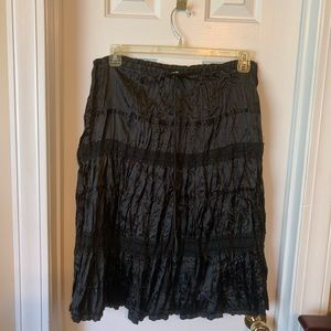 Medium black flows skirt